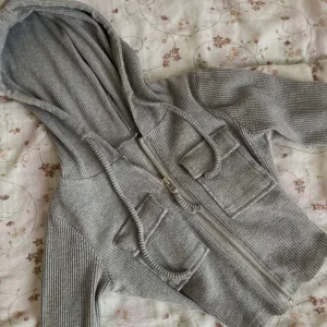 Shein bluzica/duksic na zakopcavanje