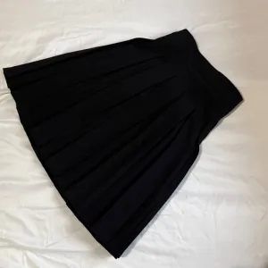 Kratka crna suknja M velicina