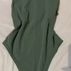 maslinasto zeleni bodi