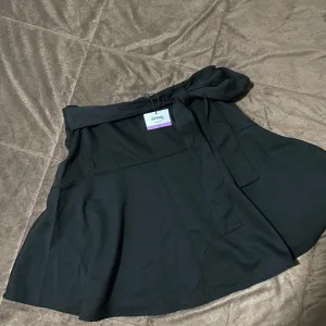 Suknjica sa etiketom