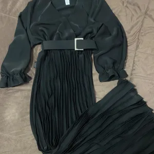 Plisirana duga haljina