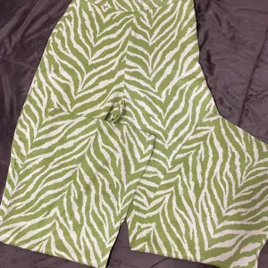 Pantalone široke (nogavice 115cm)