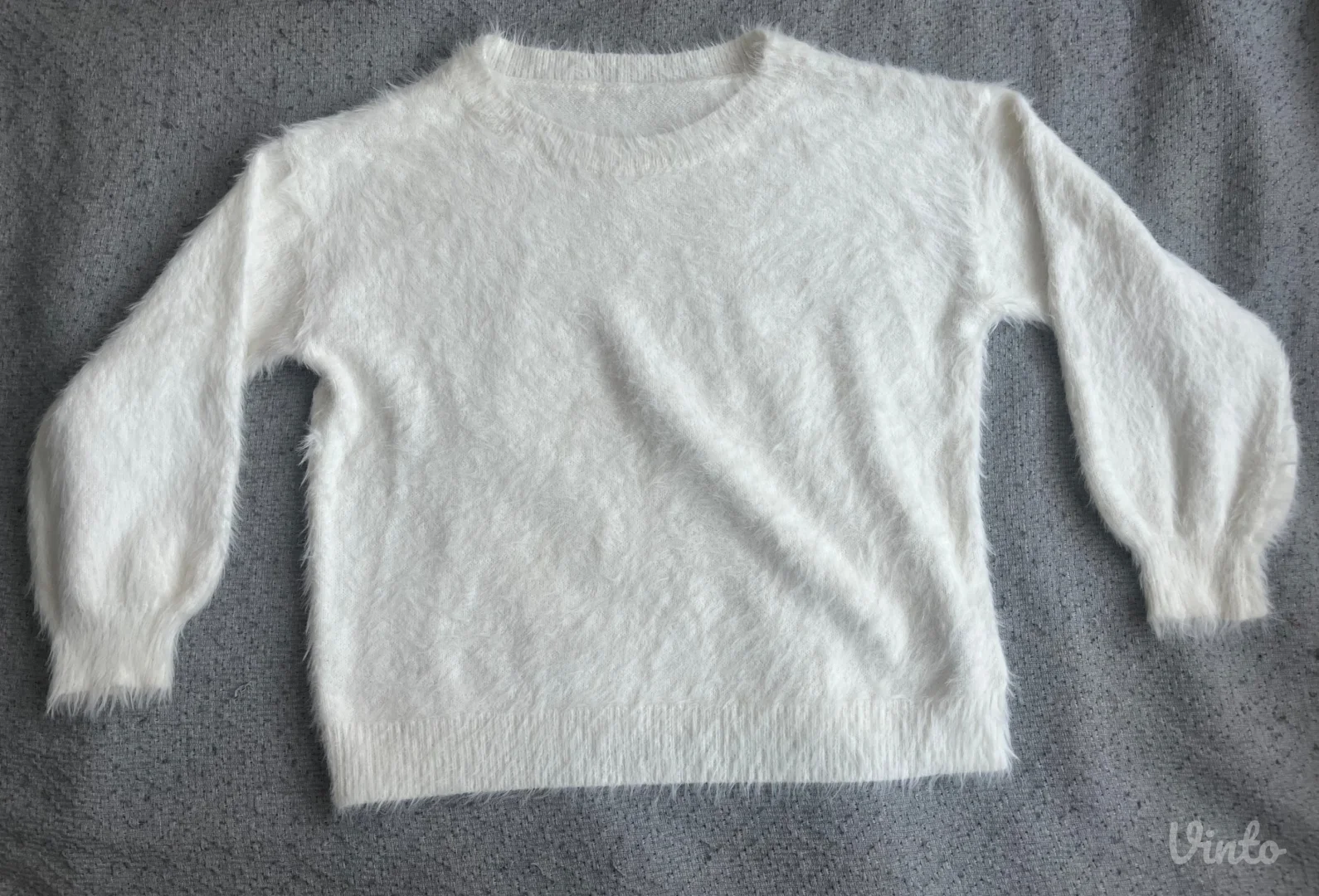 Beli fluffy džemper - NENOŠEN