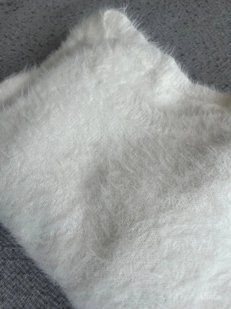 Beli fluffy džemper - NENOŠEN