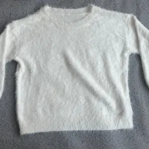 Beli fluffy džemper - NENOŠEN