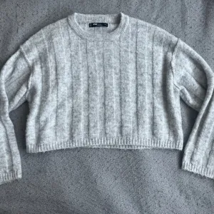 Sivi rebrasti džemper - NENOŠEN