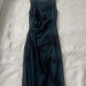 Stradivarius midi haljina