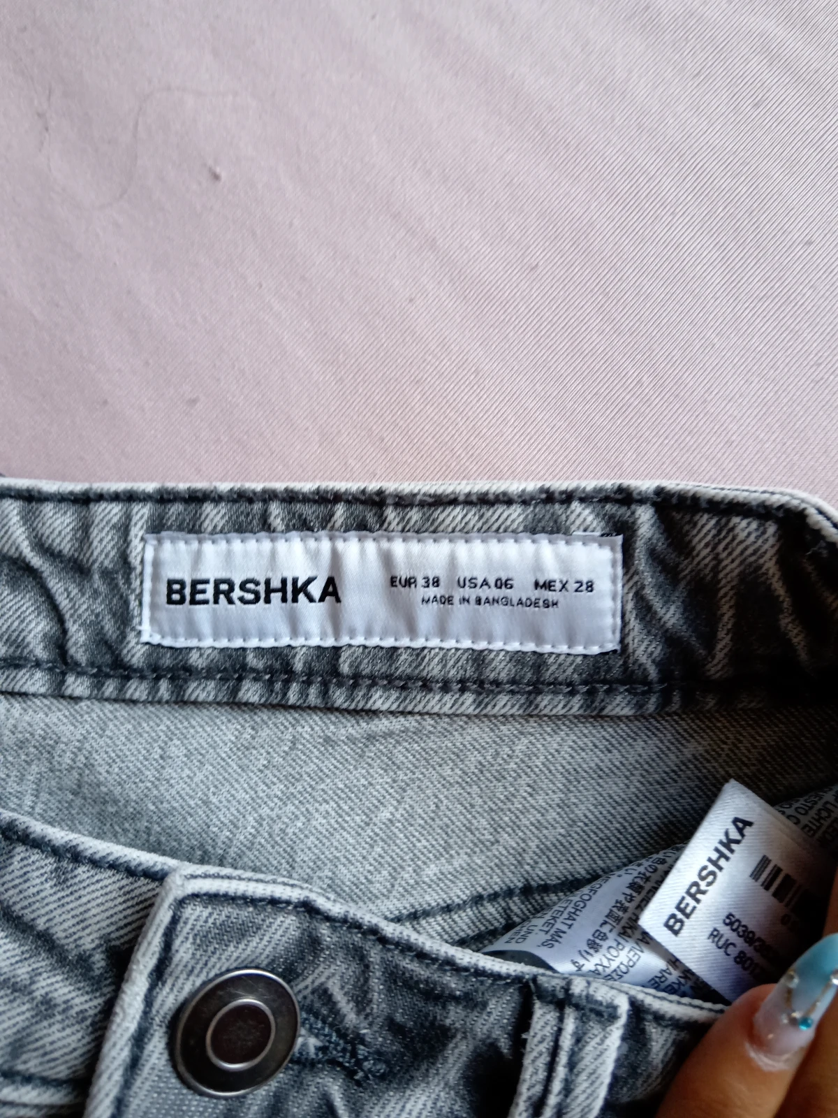 NOVE Bershka sive farmerke sa efektnim pranjem / Vel. 38 (M)