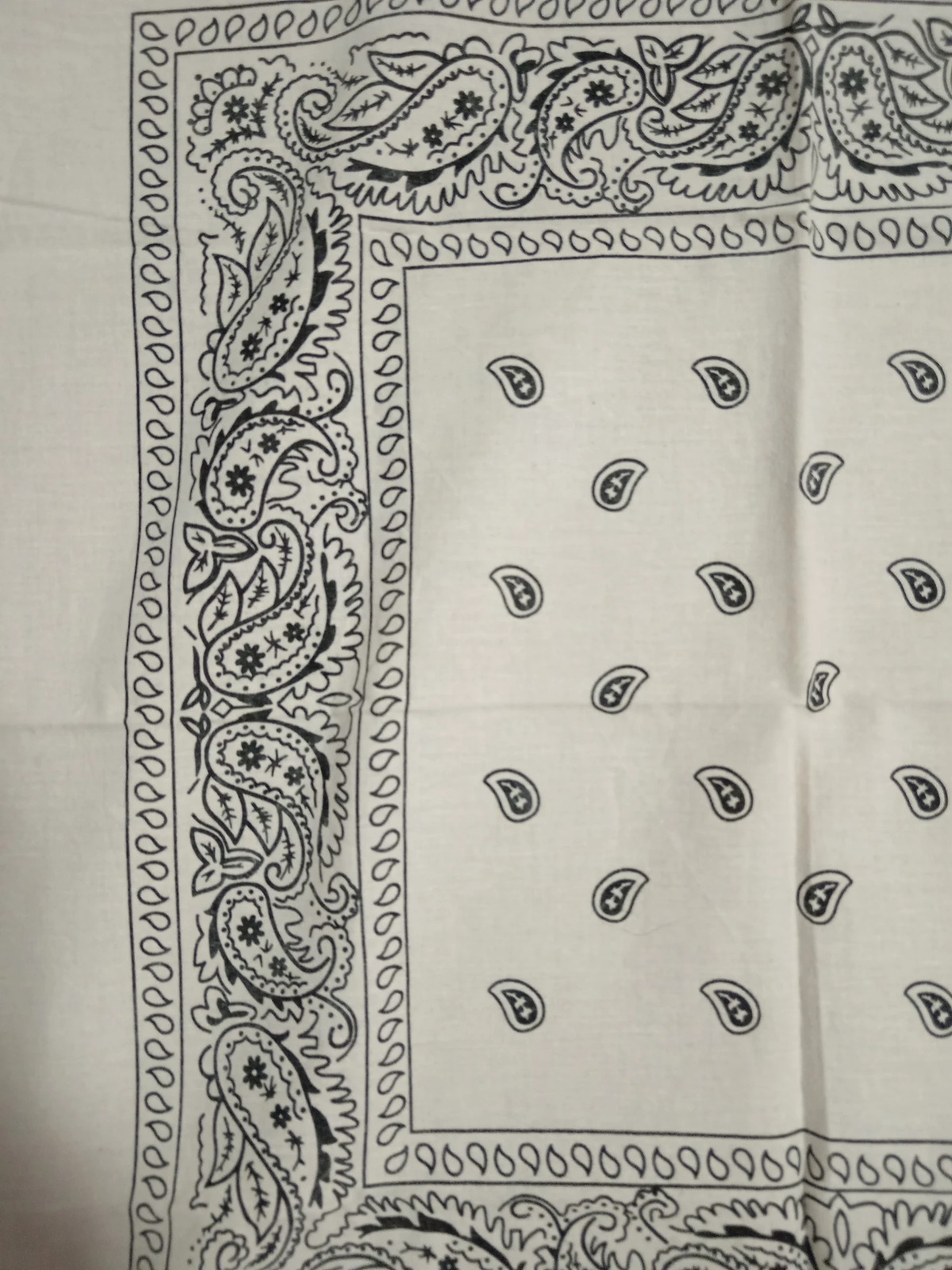 Svetloroze bandana / marama sa paisley dezenom