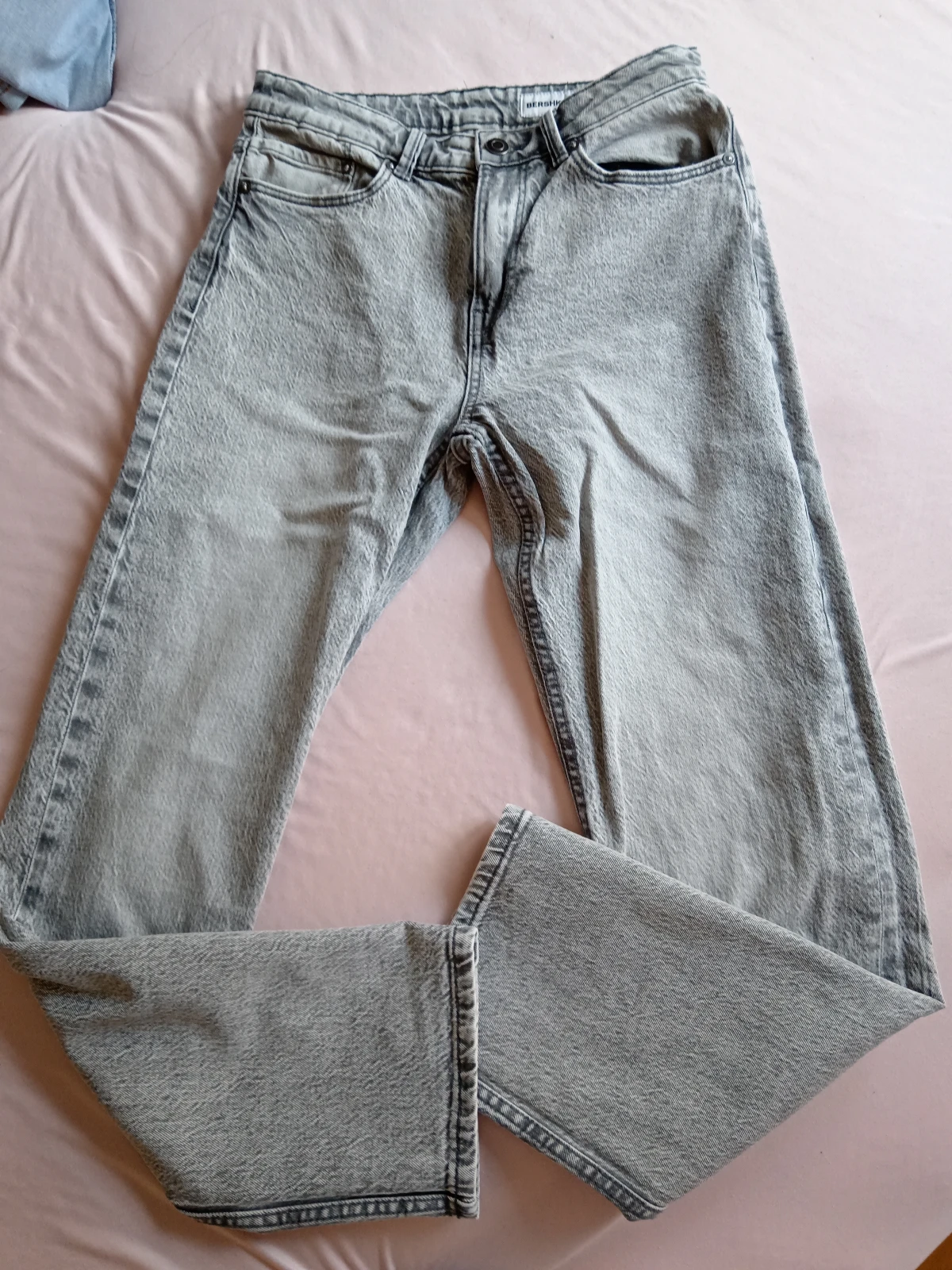 NOVE Bershka sive farmerke sa efektnim pranjem / Vel. 38 (M)