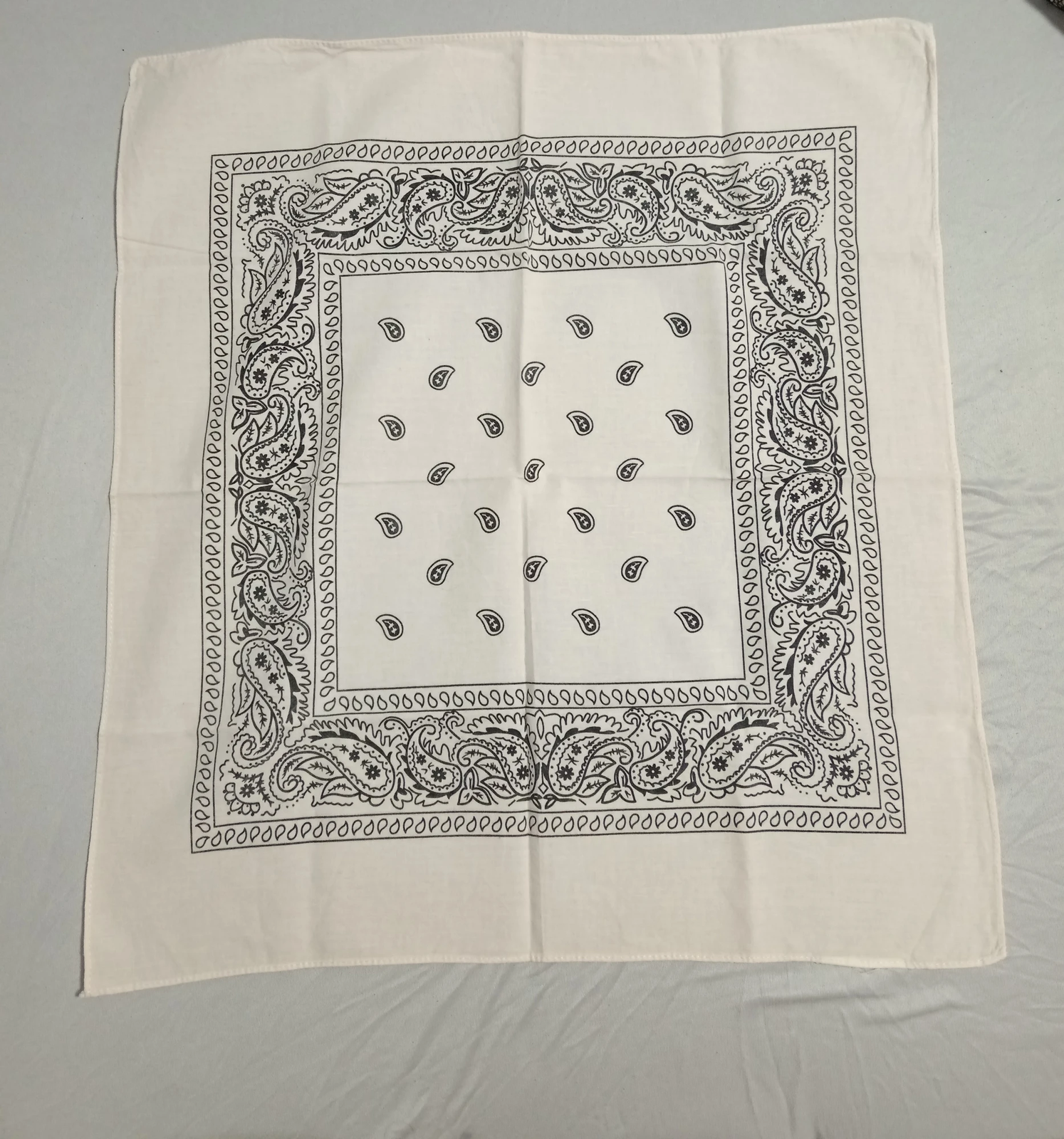 Svetloroze bandana / marama sa paisley dezenom