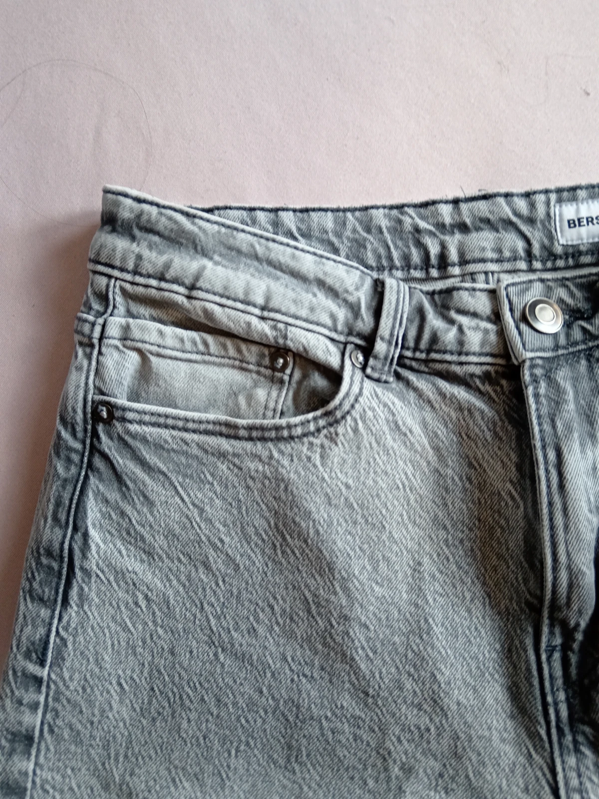 NOVE Bershka sive farmerke sa efektnim pranjem / Vel. 38 (M)