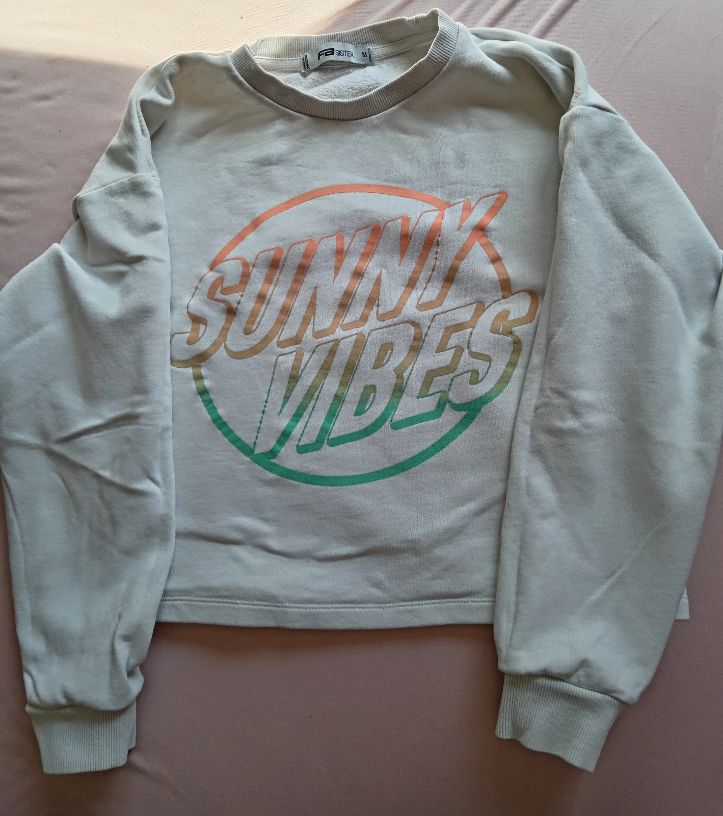 FB Sister bela dukserica sa natpisom "Sunny Vibes" / Vel. M