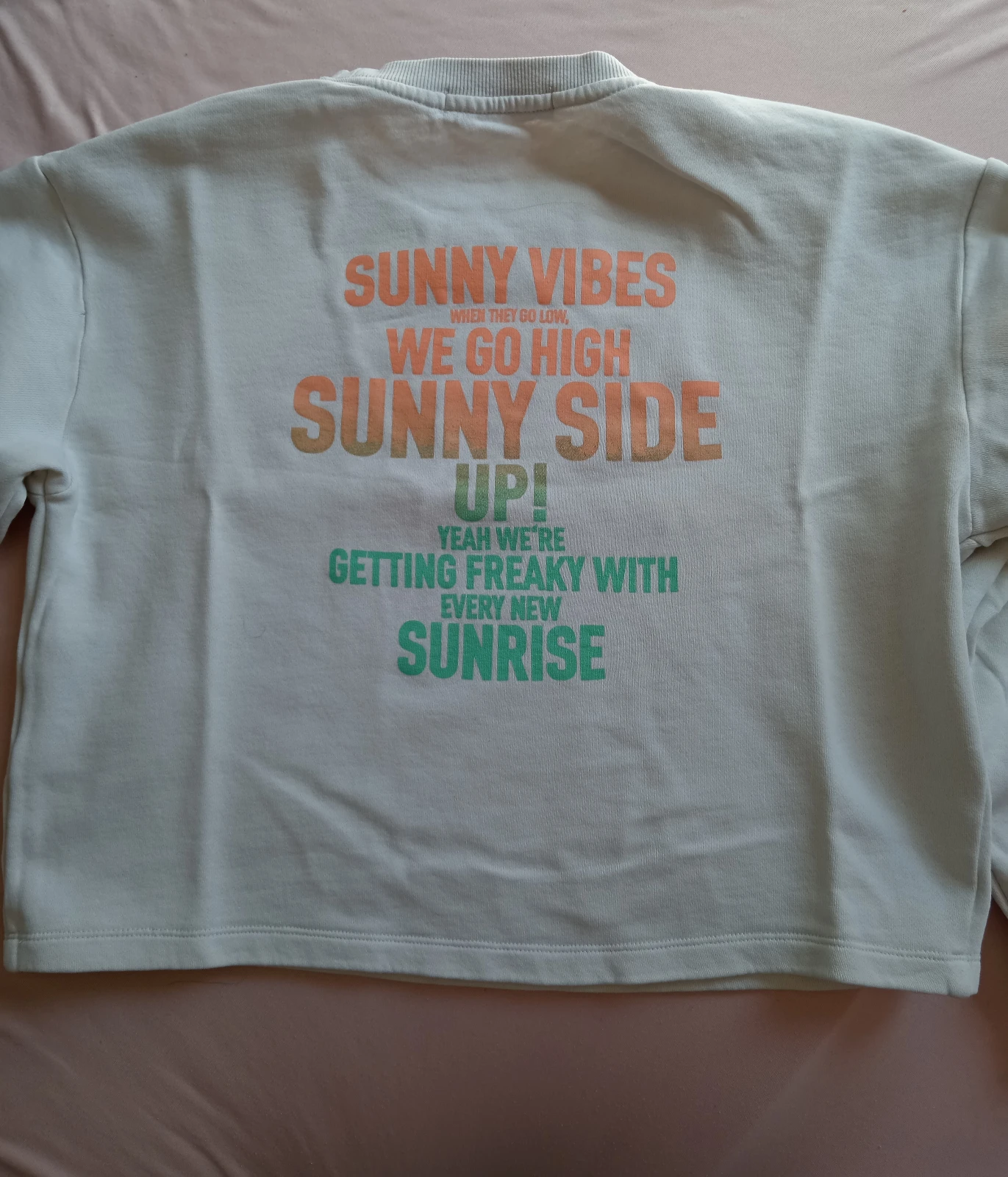 FB Sister bela dukserica sa natpisom "Sunny Vibes" / Vel. M