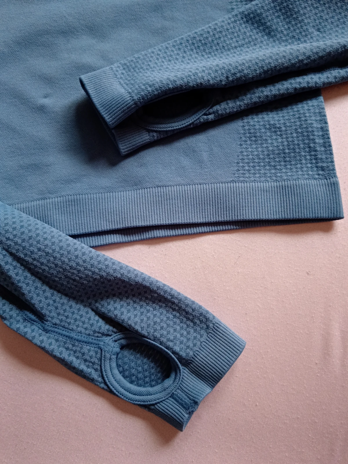 FB Sister plavi fitnes crop top sa otvorima za palac / Vel. S