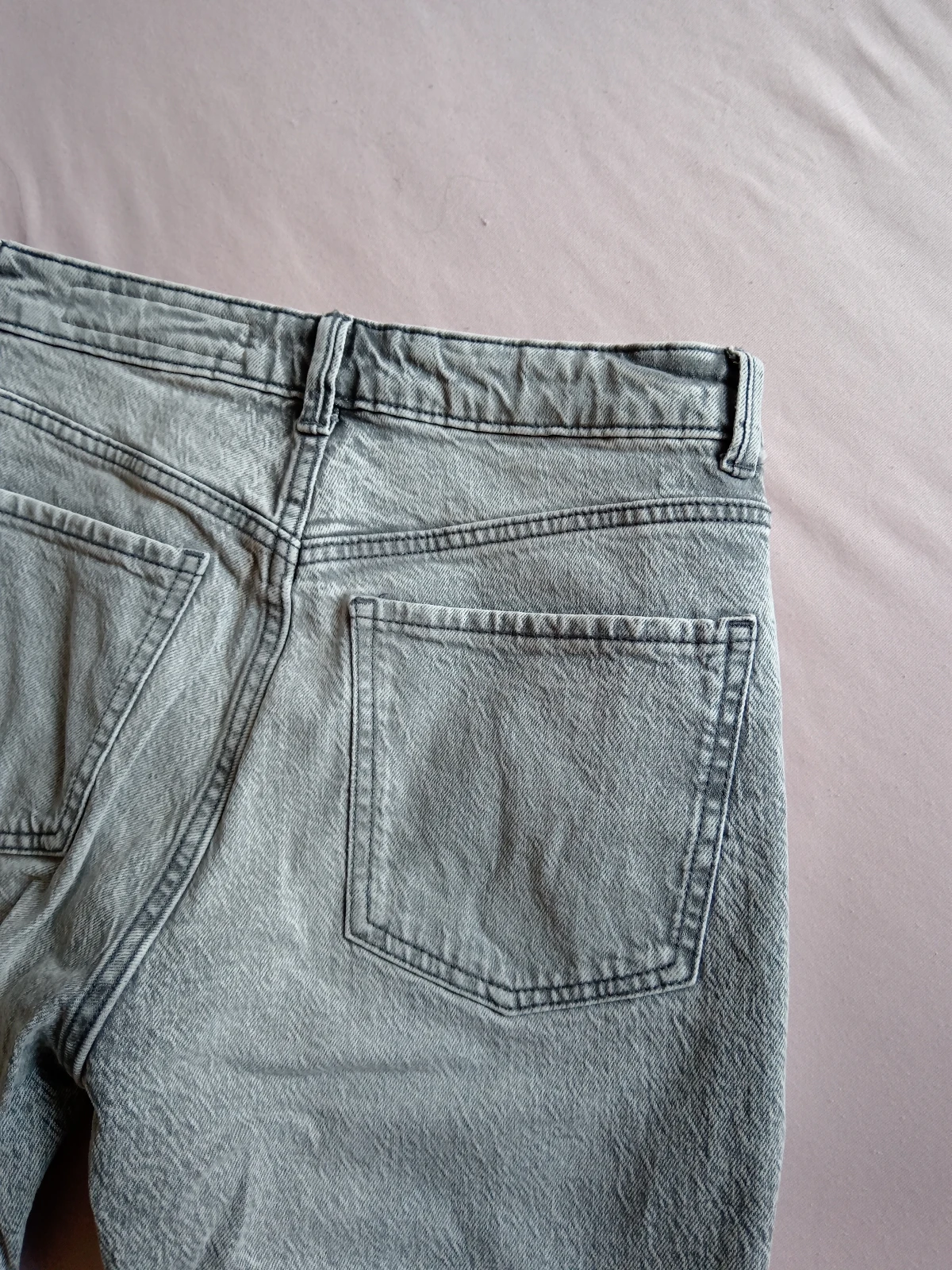 NOVE Bershka sive farmerke sa efektnim pranjem / Vel. 38 (M)