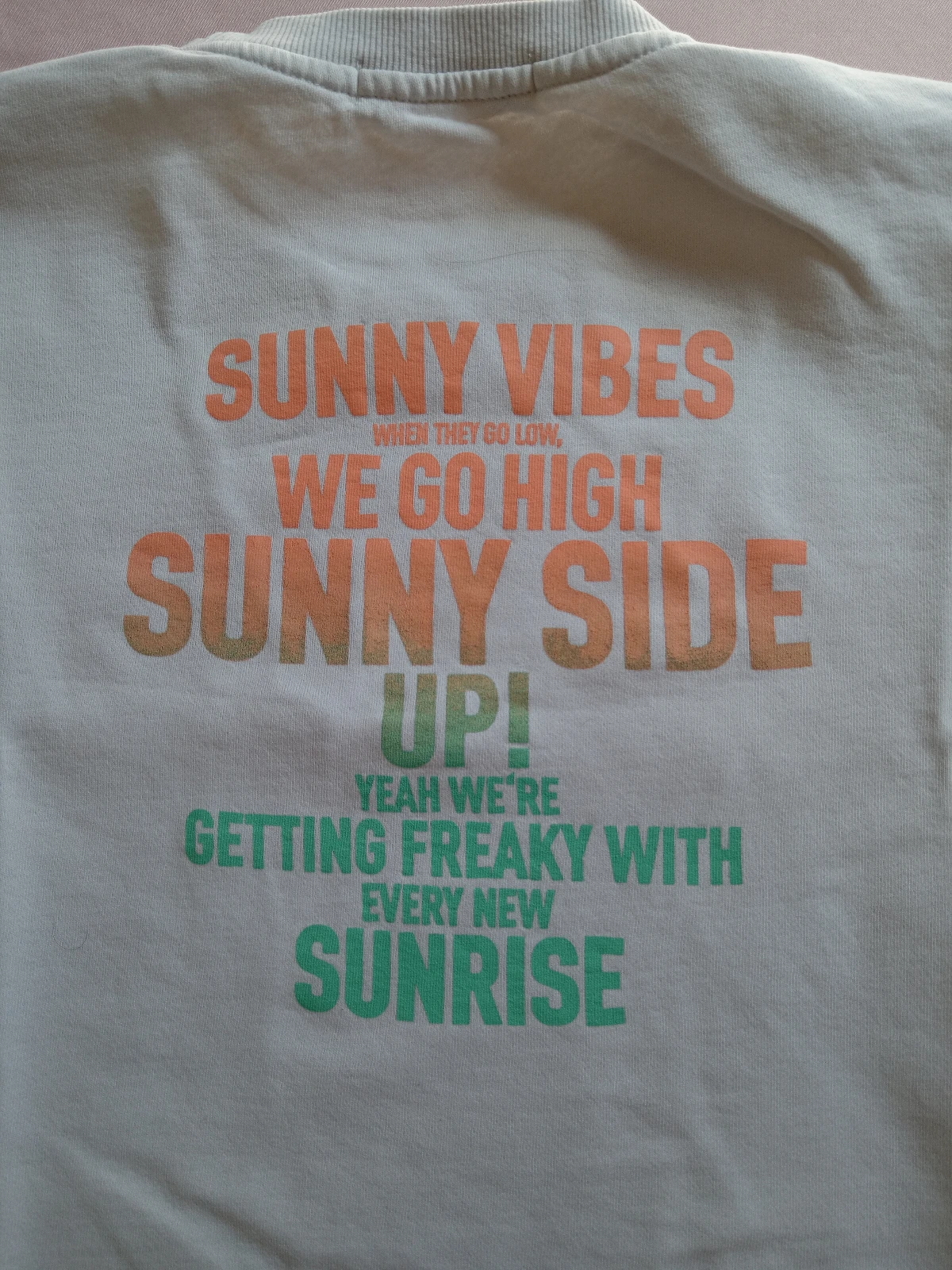 FB Sister bela dukserica sa natpisom "Sunny Vibes" / Vel. M