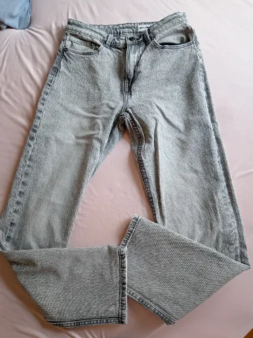 NOVE Bershka sive farmerke sa efektnim pranjem / Vel. 38 (M)