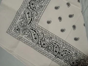 Svetloroze bandana / marama sa paisley dezenom