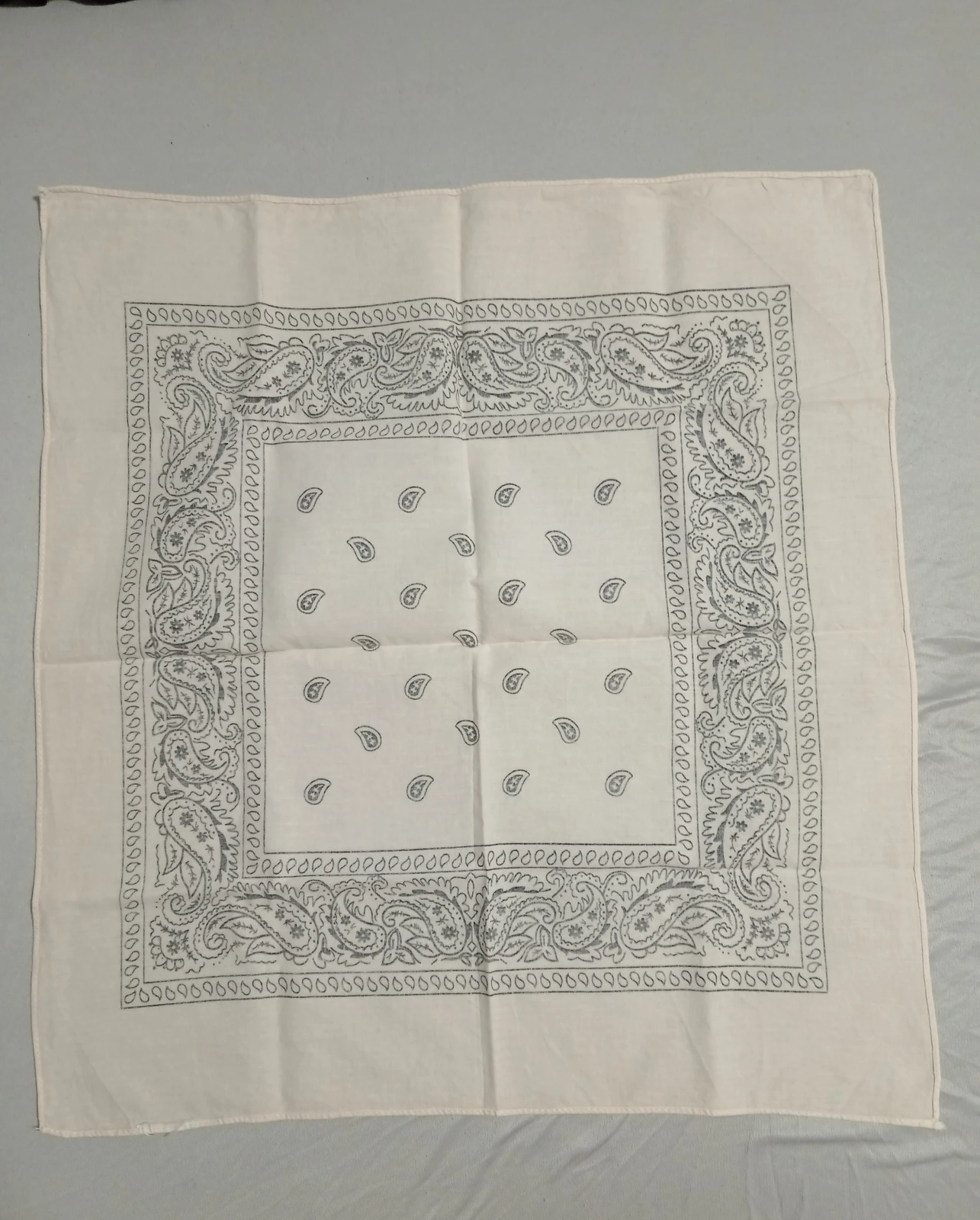 Svetloroze bandana / marama sa paisley dezenom