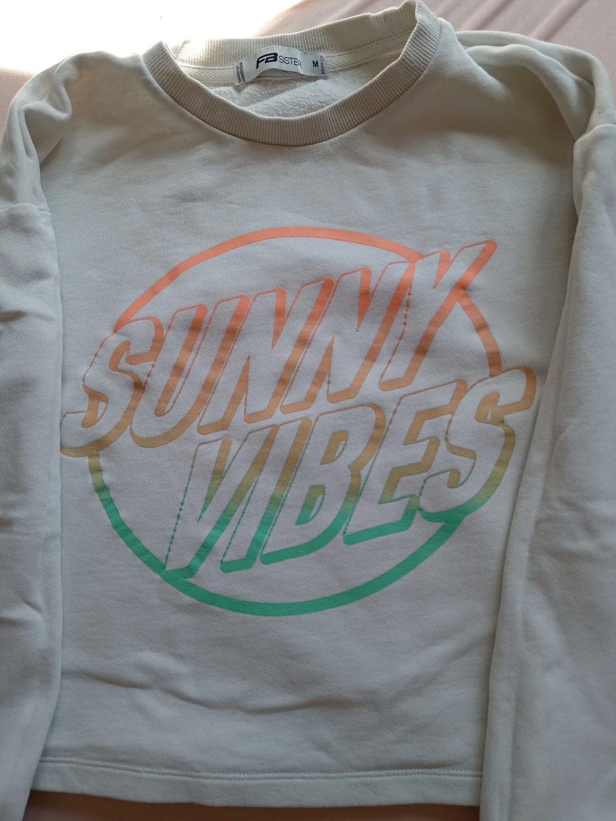FB Sister bela dukserica sa natpisom "Sunny Vibes" / Vel. M