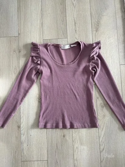 Rebrasta bluza sa volanima na ramenima