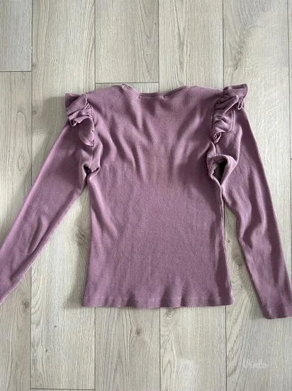 Rebrasta bluza sa volanima na ramenima