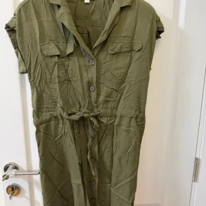 H&M maslinasto zelena haljina