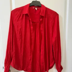 H&M crvena kosulja