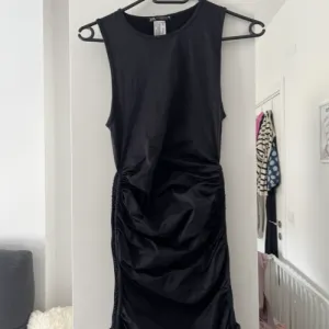 Zara crna mini haljina sa podesivim naborima