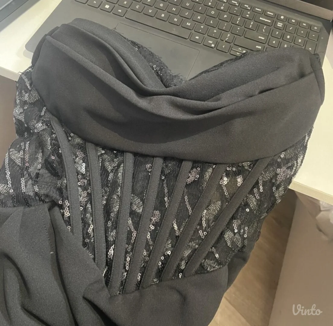 NOVO S vel crna haljina