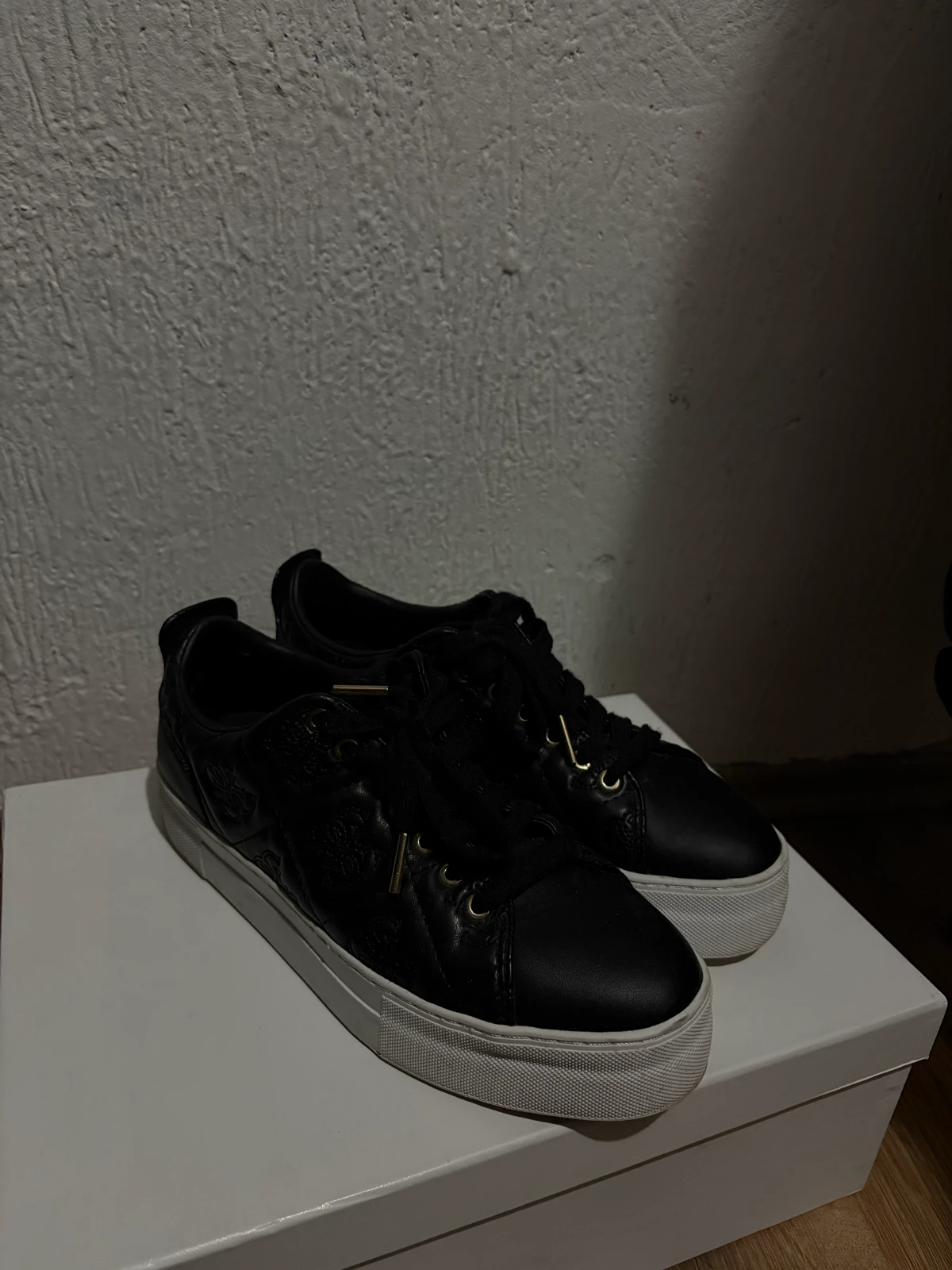 Crne guess patike broj 38