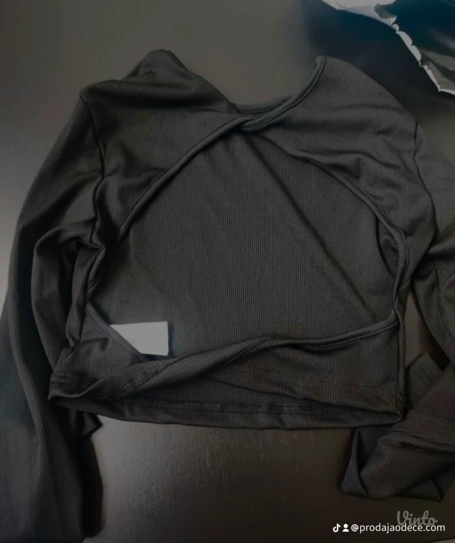 NOVO Shein majica M vel crne boje dug rukav