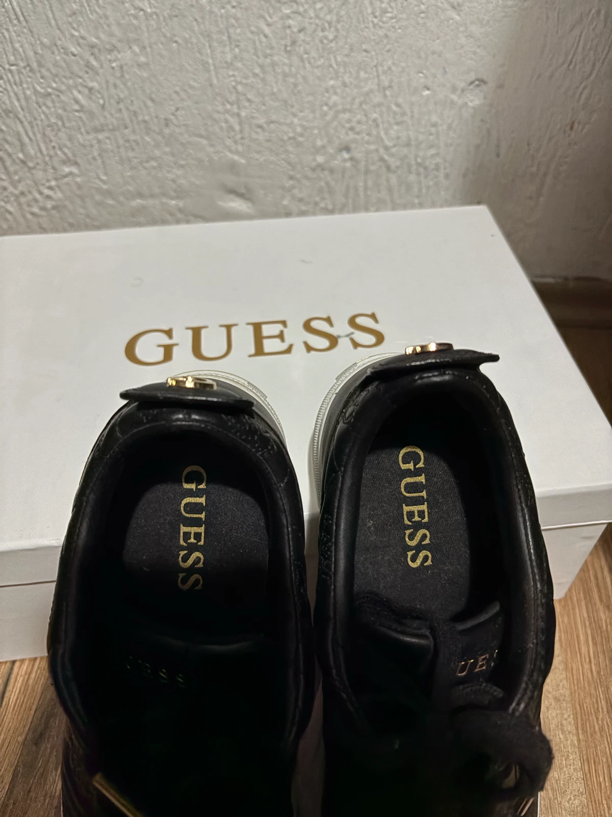 Crne guess patike broj 38