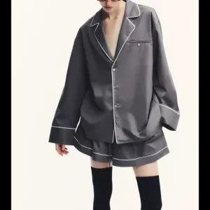 Zara nov sivi komplet