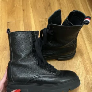 Zenske cizme Tommy Hilfiger