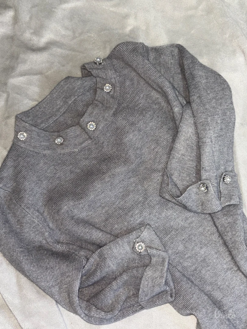 Dzemper sa bisernim detaljima