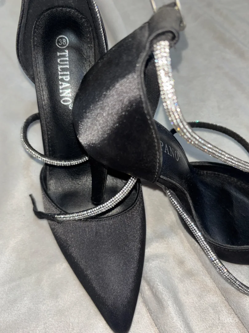 Elegantne crne satenske štikle sa cirkonima