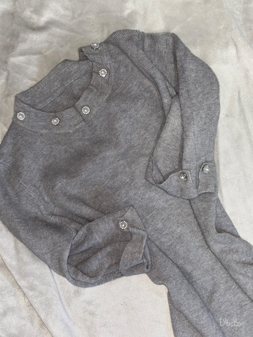 Dzemper sa bisernim detaljima