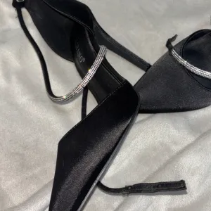 Elegantne crne satenske štikle sa cirkonima