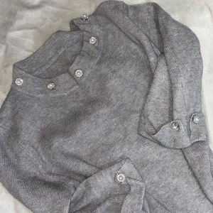 Dzemper sa bisernim detaljima