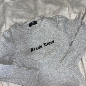 Bershka siva rebrasta haljina