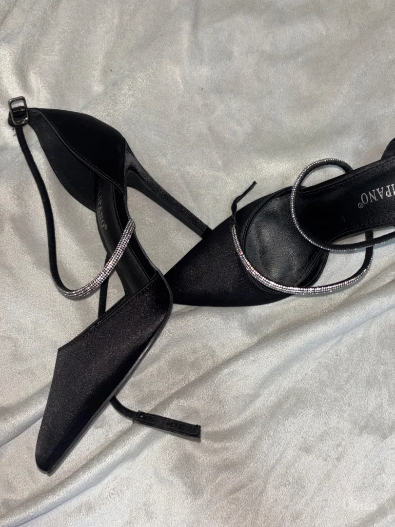 Elegantne crne satenske štikle sa cirkonima