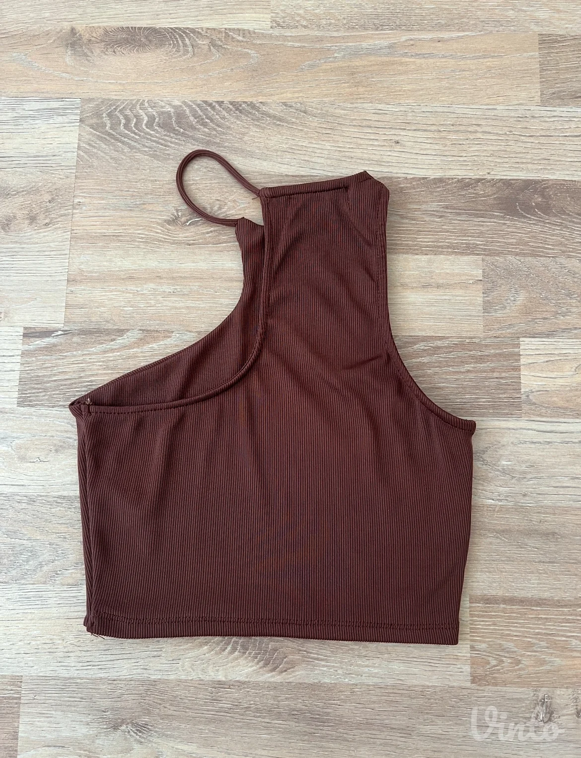 Bershka braon asimetrična croptop majica