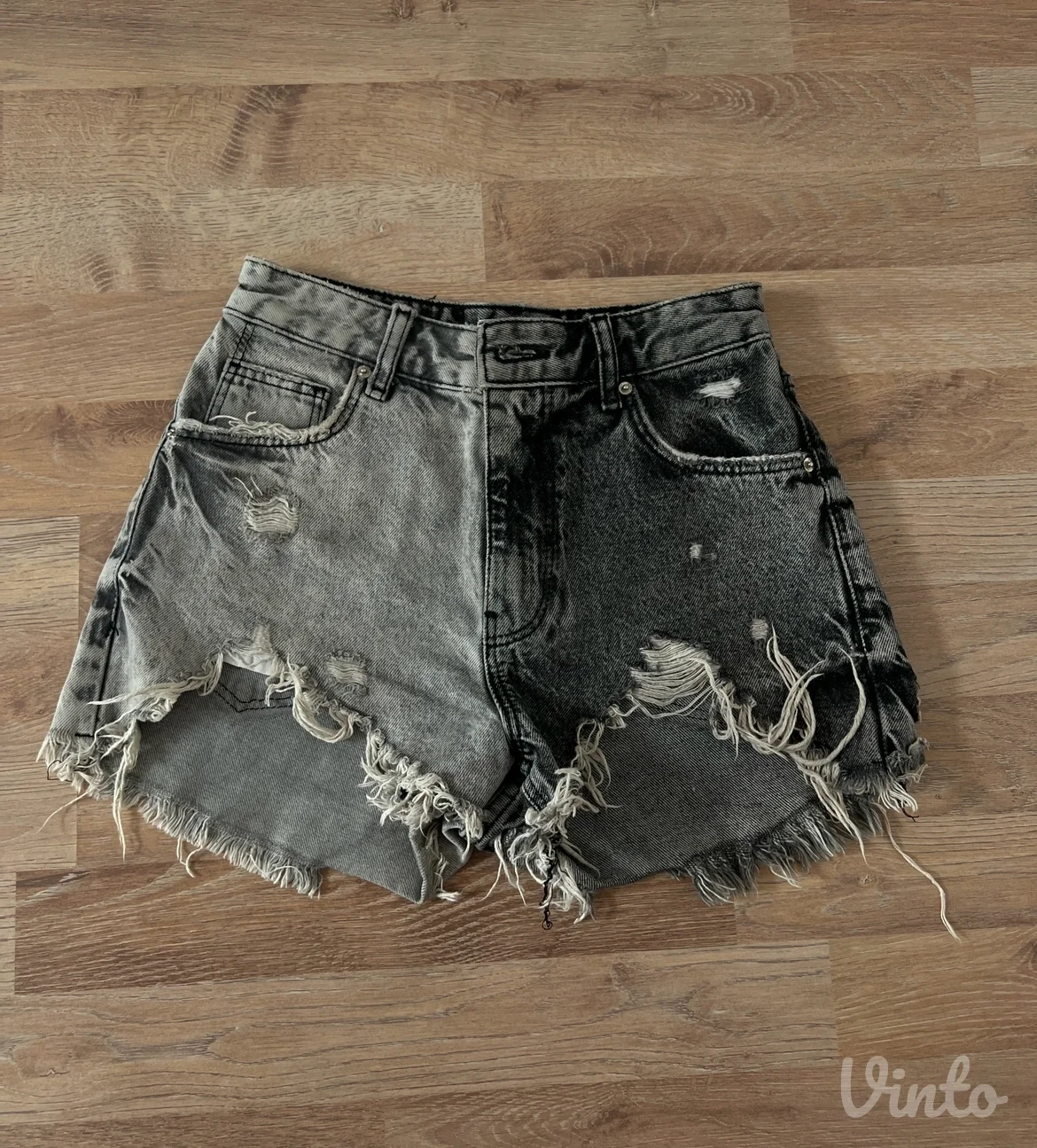 Bershka sivi sorts