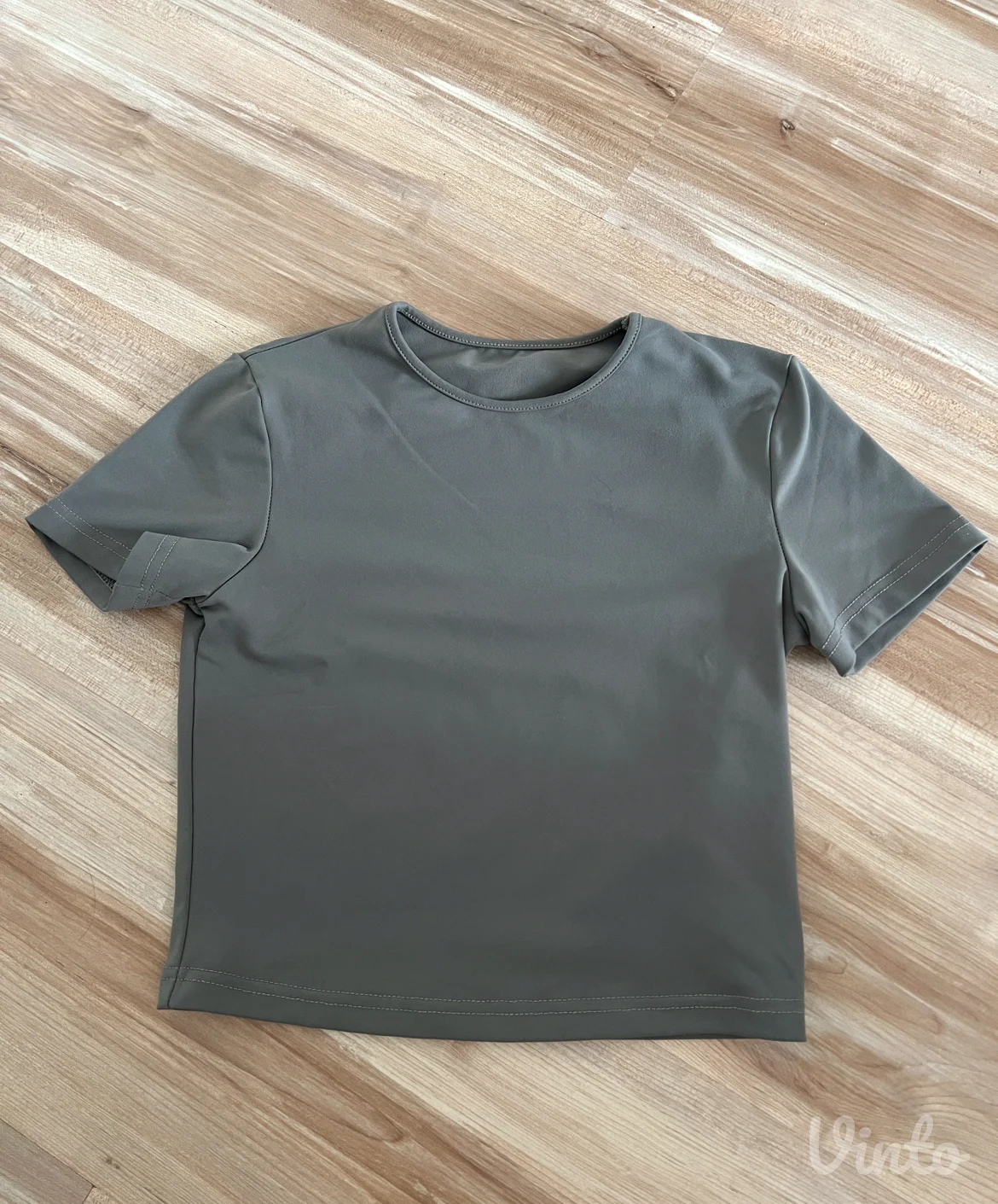 Siva crop top majica