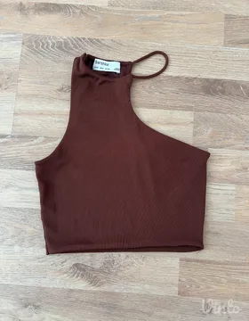Bershka braon asimetrična croptop majica