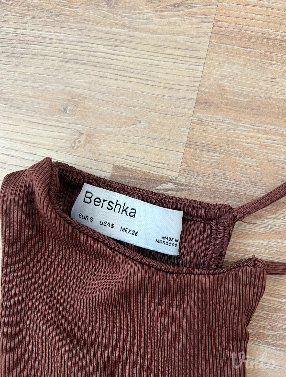 Bershka braon asimetrična croptop majica