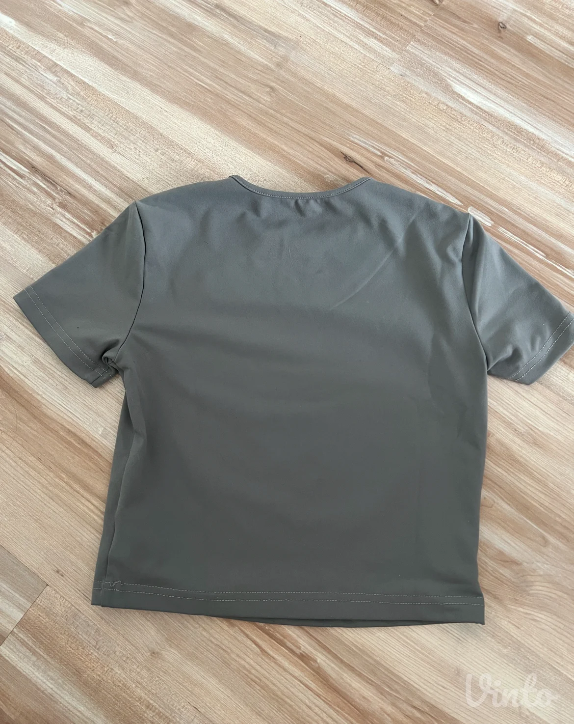 Siva crop top majica