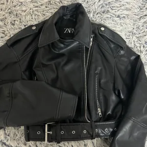 Zara kozna jakna